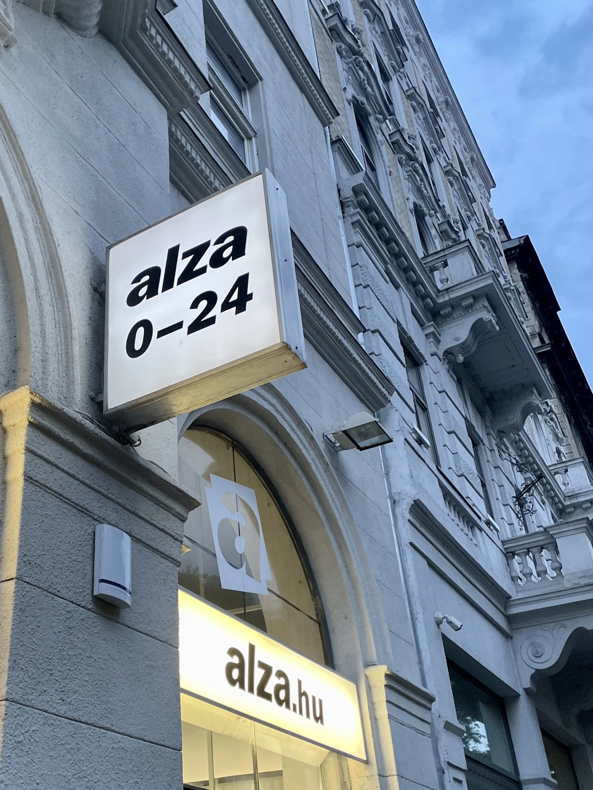 Éjjel-nappal Alza. Erre készül a piacvezető webáruház a Blahán