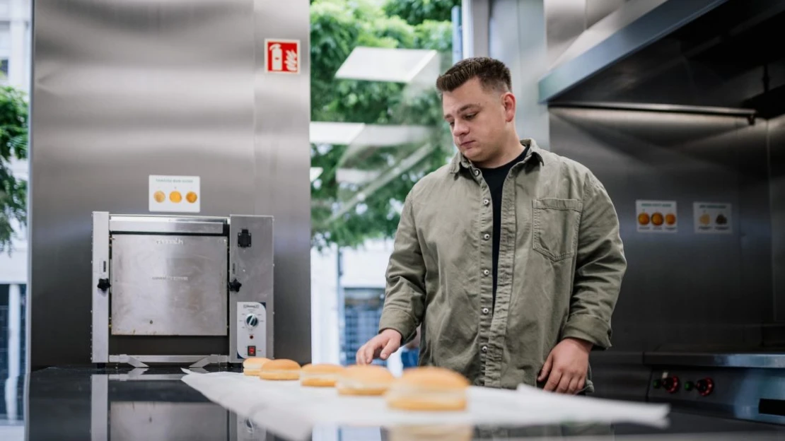 Szokatlan modellben terjeszkednek csirkés éttermükkel a Simon’s Burger tulajdonosai