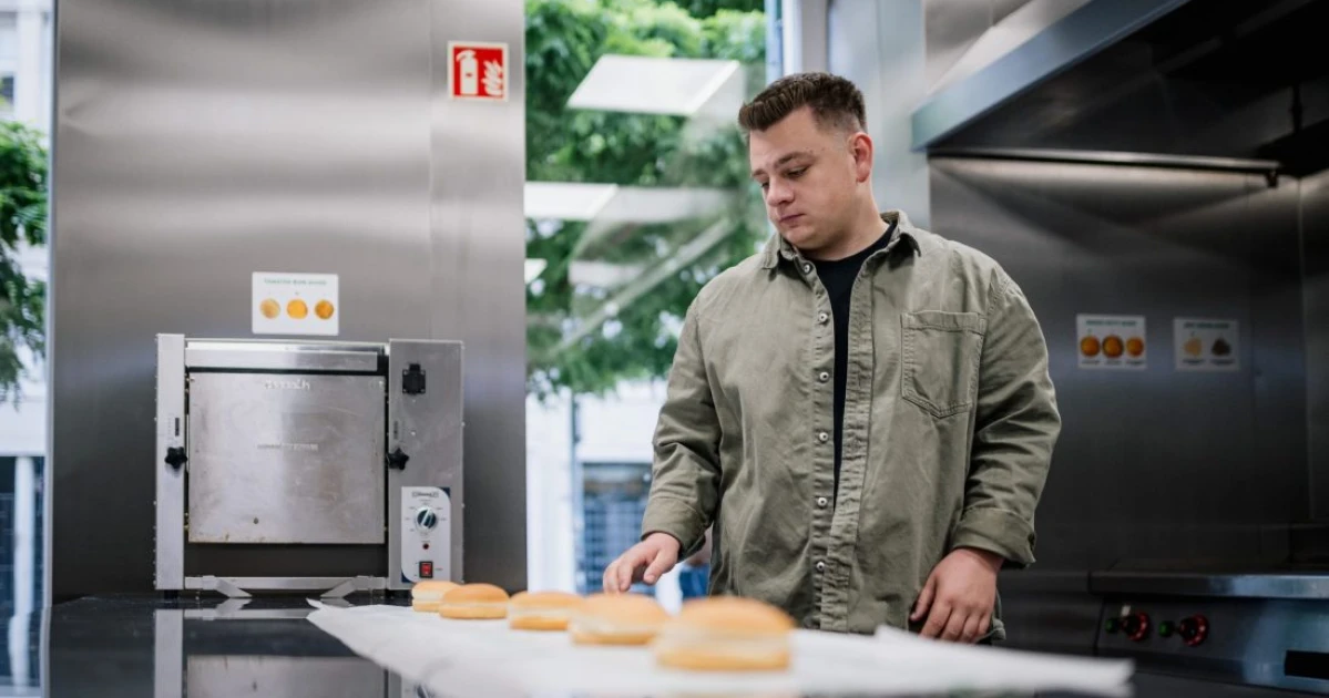 Szokatlan modellben terjeszkednek csirkés éttermükkel a Simon’s Burger tulajdonosai
