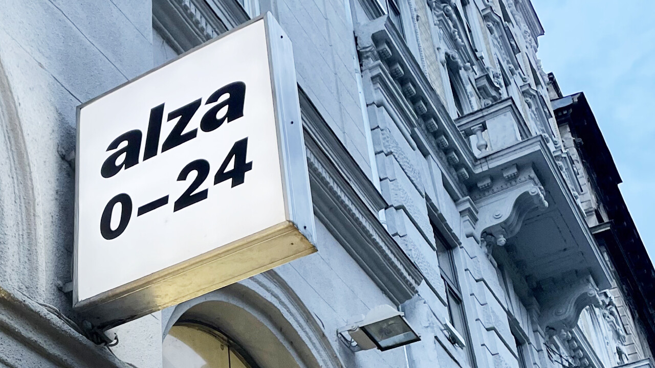 Az Alza.hu Blaha Lujza téri üzletének táblája. Fotó: Vaszkó Iván // Forbes.hu