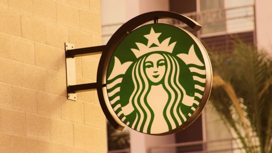Megakadt a Starbucks szekere Kínában – most egy 4 milliárd dolláros befektetővel vennének új lendületet