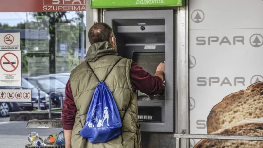 Ennél a nagybanknál is véget ért a Revolut és Wise ügyfeleinek az ingyenes készpénzfelvétel