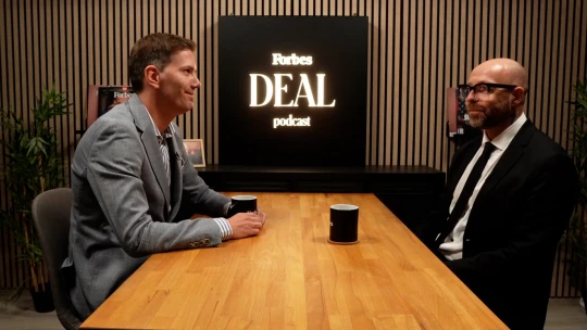 A zeneipar liberális, a lázadó fiatalok működtetik, vallja az ember Azahriah mögött