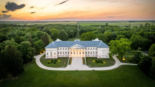 Luxus szálláshelyek, medence és wellnessrészleg – hogy jönnek ezek az ingyen megszerzett, a nemzeti örökség részét képező kastélyokba?