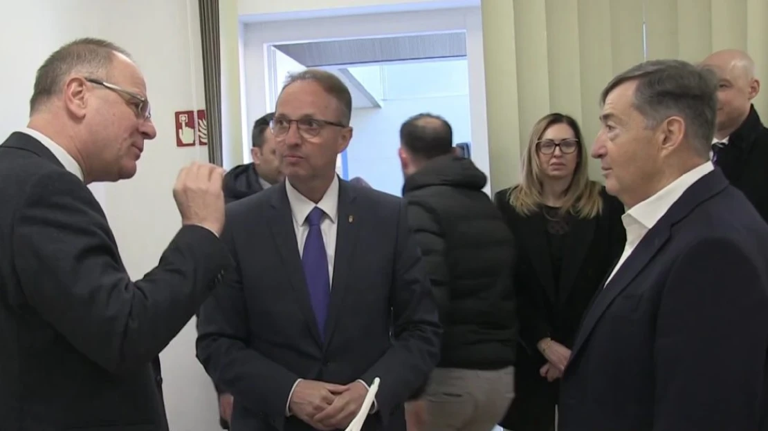 Furcsa helyen nyílt állami ügyintézési pont, találd ki, ki profitál belőle