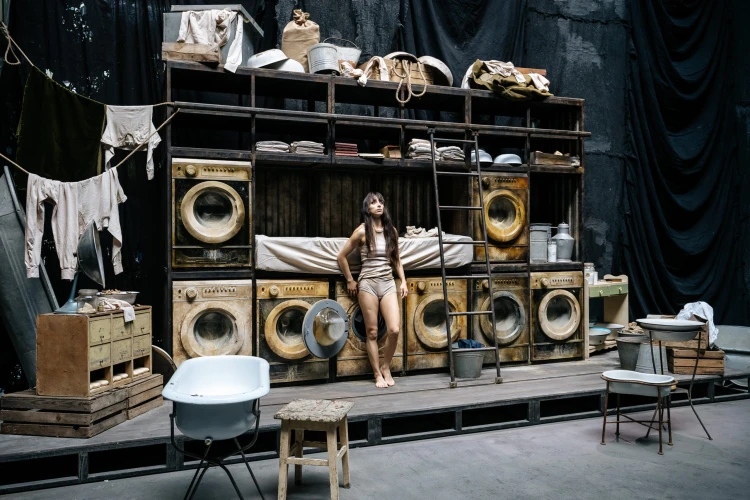 Feledhetetlenül szippant magába a Recirquel monumentális előadása_5