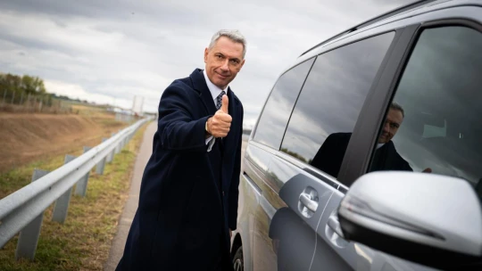 Milliókat vitt el Lázár luxusbuszozása. Kiderült, ki állja a cechet