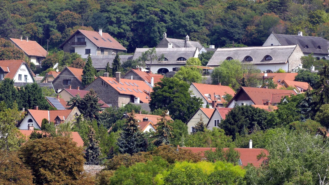 Ki nem találnád, kiknek ajándékozott ingatlant a Matolcsy fiú barátja pár nappal az MNB-balhé kirobbanása után