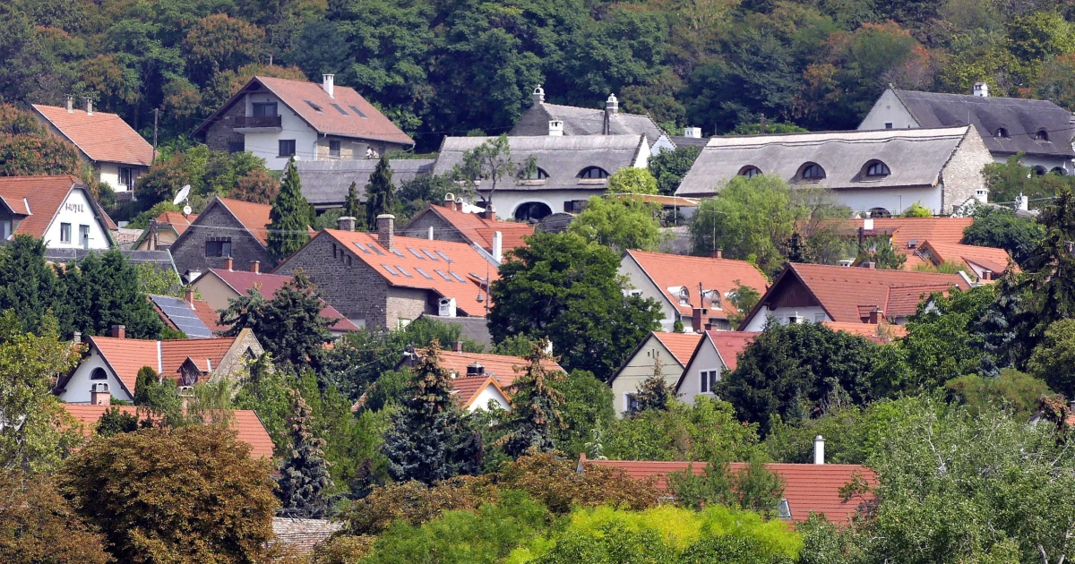 Ki nem találnád, kiknek ajándékozott ingatlant a Matolcsy fiú barátja pár nappal az MNB-balhé kirobbanása után