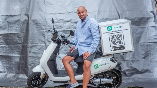 Az utolsó mosás: váratlanul lehúzza a rolót a magyar autómosó startup, pedig nemrég még 320 millió forintot kapott és Bécsbe készült
