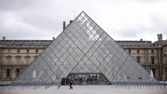 Két gyanúsítottat őrizetbe vettek a Louvre ékszerrablása ügyében