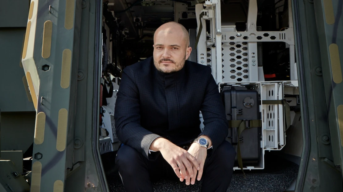 TNT, luxusautók, futballklub. Európa tőle várja, hogy ellássa lőszerrel a kontinenst