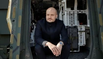 TNT, luxusautók, futballklub. Európa tőle várja, hogy ellássa lőszerrel a kontinenst
