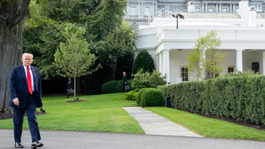 Mindeközben Amerikában: Trump luxusötlete miatt bontani kezdték a Fehér Házat