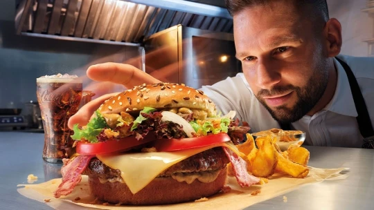 „Mérföldkő a karrieremben” – mondja a magyar séf, aki a Mekinek csinált limitált burgert