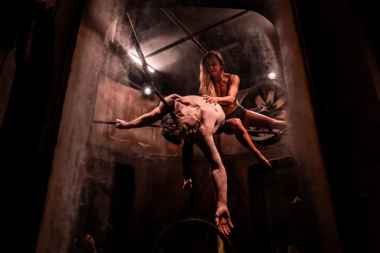 Feledhetetlenül szippant magába a Recirquel monumentális előadása_0