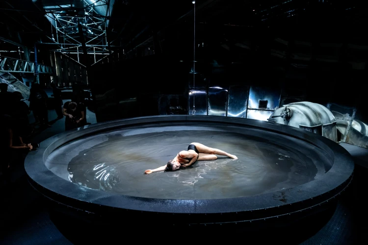 Feledhetetlenül szippant magába a Recirquel monumentális előadása_1