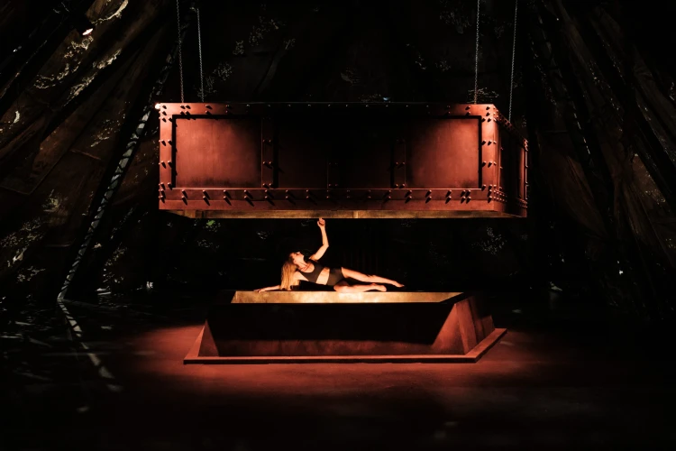 Feledhetetlenül szippant magába a Recirquel monumentális előadása_3