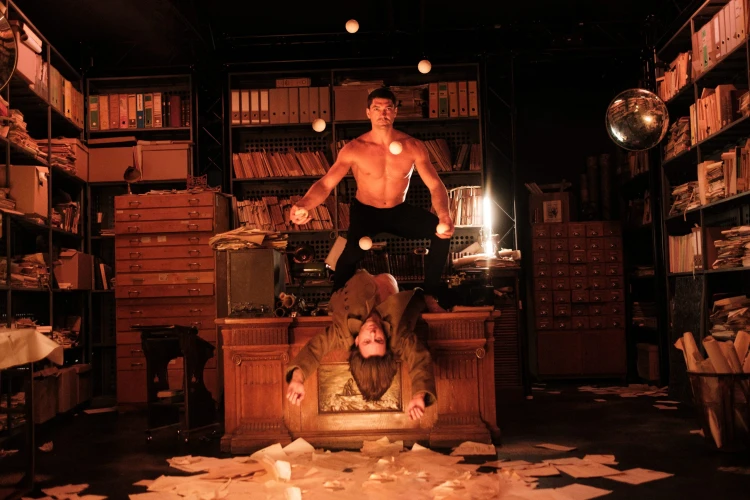 Feledhetetlenül szippant magába a Recirquel monumentális előadása_4