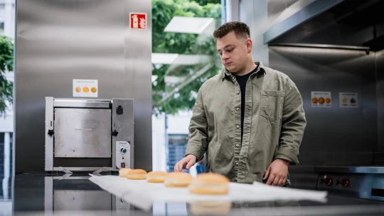 Simonék külföldi mesterterve: kiderült, mikor nyitnak burgerezőt a magyarok kedvenc outletfalujában