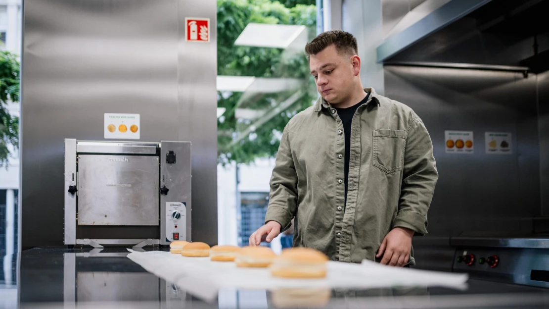 Simonék külföldi mesterterve: kiderült, mikor nyitnak burgerezőt a magyarok kedvenc outletfalujában