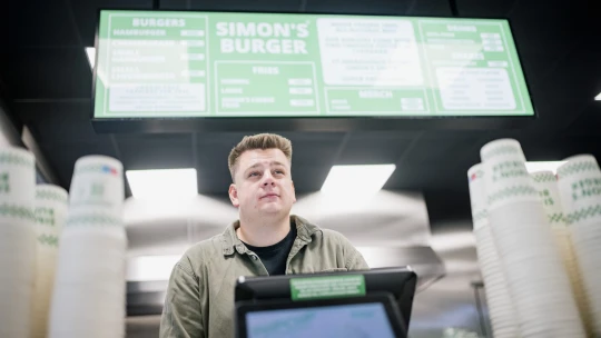 Simonék a szomszédban. Megvan, mikor vetik be a magyarok kedvenc outletfaluját