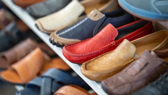 Bűnösnek találták Európa egyik legnagyobb cipőkereskedőjét, mert fenntarthatónak hazudott több mint ezer lábbelit