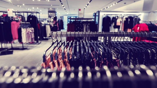 Olaszország adóval védené a divatipart Kínától