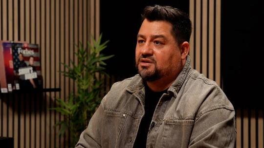 Amiben az ember naivan hitt, most a porban hever előtte