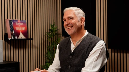 A Sziget-alapító, aki mindent a feje tetejére állított és purpuse sherpának állt