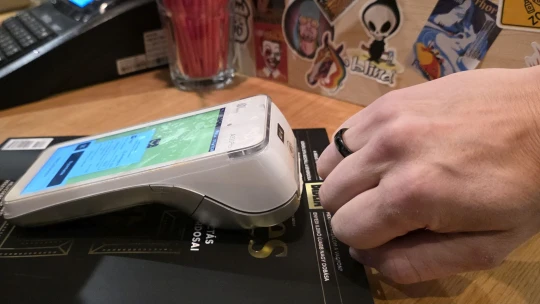 Bankkártya, mobil vagy óra helyett gyűrűvel fizettem. Menőnek éreztem magam, és még az értelmét is látom