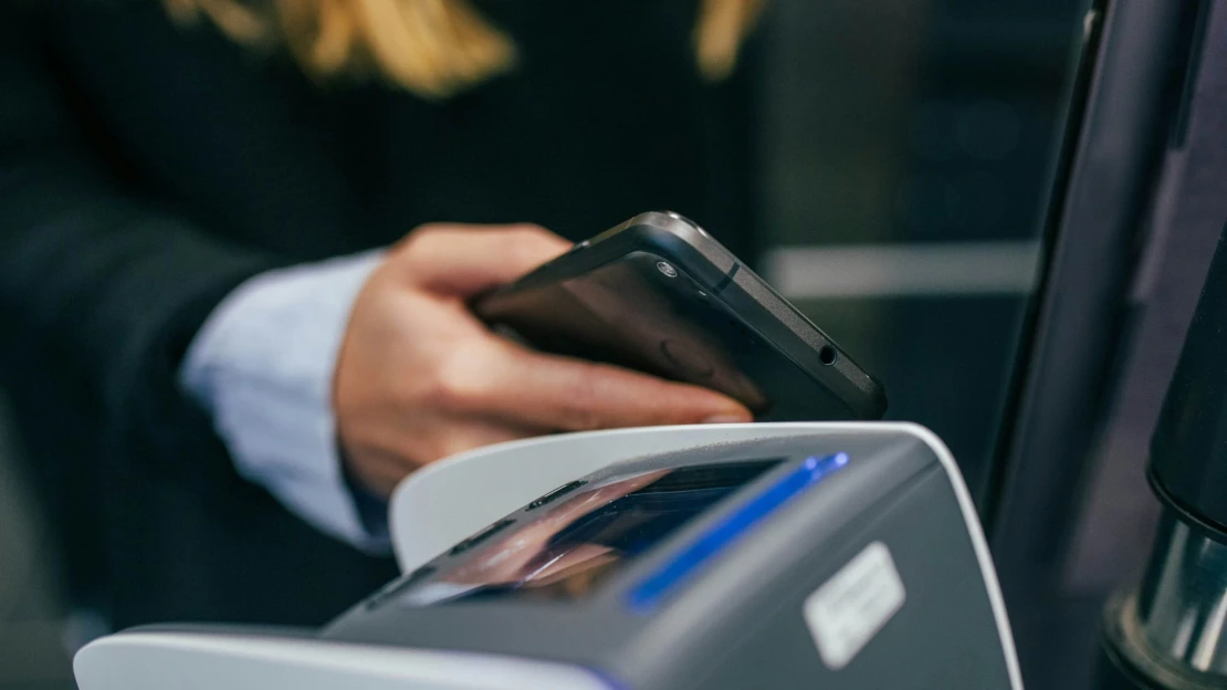 Új mobilbankos fejlesztések Magyarországon: biztonságosabb számlanyitás, csalásvédelem és rekord a Revolutnál