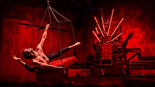 Feledhetetlenül szippant magába a Recirquel monumentális előadása