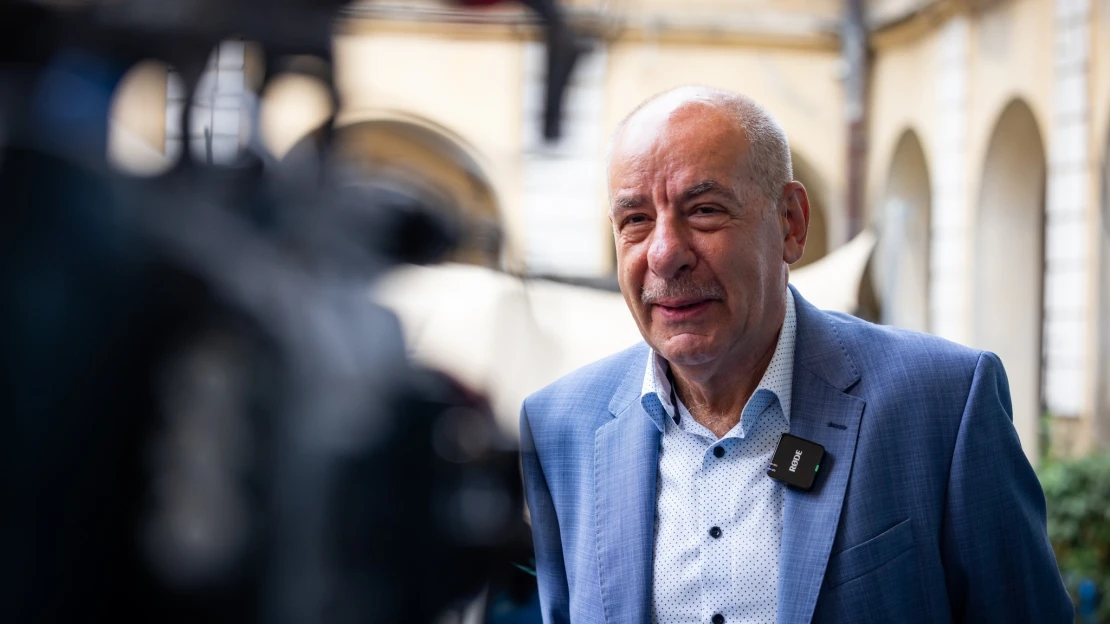 Tippelj, miért nem tudhatjuk meg, mennyit költ utazásaira a köztársasági elnök!