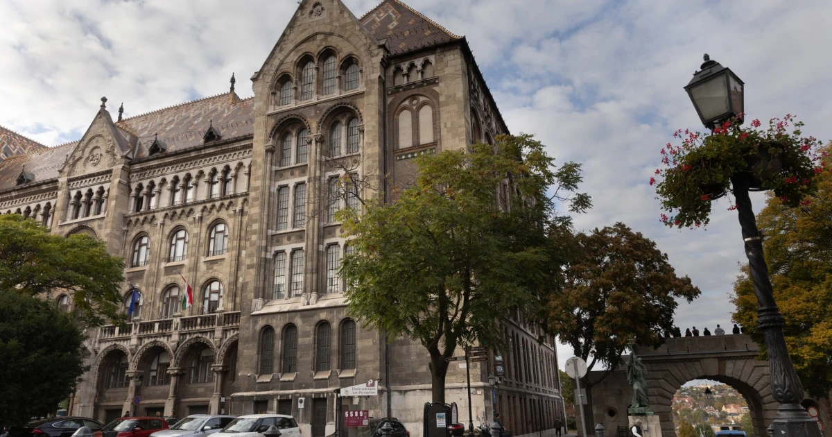 Tudod mennyit keresnek a diplomás levéltárosok? Egy pólóval fognak tiltakozni