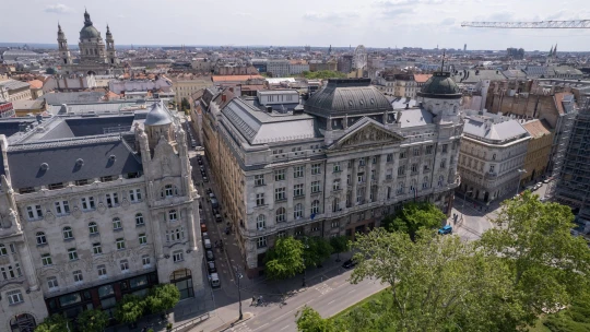 Trónfosztás: 33 százalékkal nőttek a bérleti díjak az egyik budapesti utcában