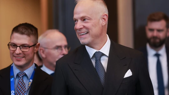 Fapadossal kellett utaznia a miniszternek, de a milliós Luis Vuitton bőröndjét nem cserélte le