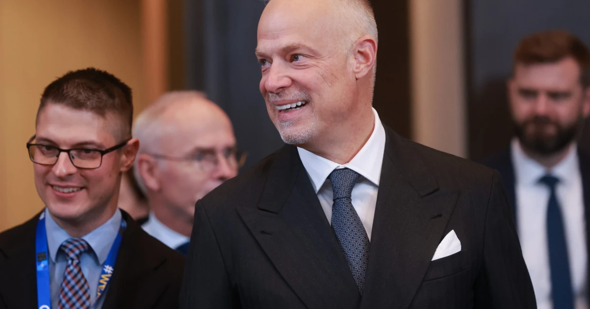 Fapadossal kellett utaznia a miniszternek, de a milliós Luis Vuitton bőröndjét nem cserélte le