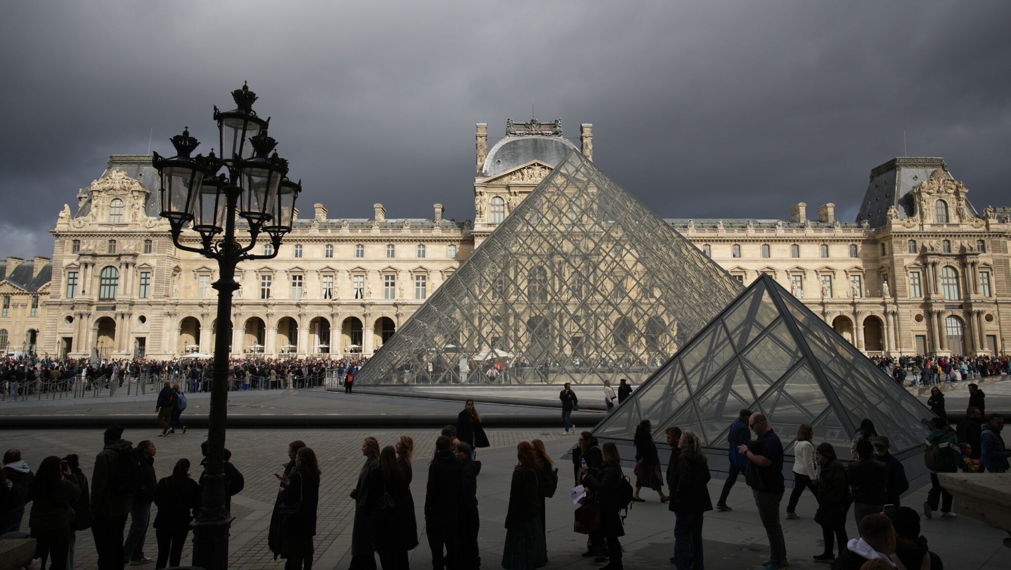 Kínai turistacsoportoknak adtak használt Louvre-jegyeket egy bűnbanda tagjai...