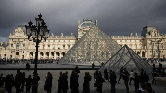 Rájár a rúd a Louvre-ra: most az egyik galériát kellett lezárni