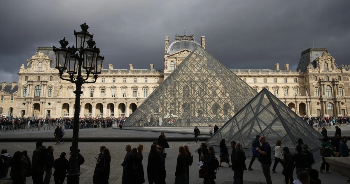 Rájár a rúd a Louvre-ra: most az egyik galériát kellett lezárni