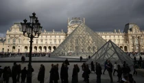 Közel 10 éven keresztül verte át a Louvre-t egy bűnbanda – több millió eurós kárt okoztak