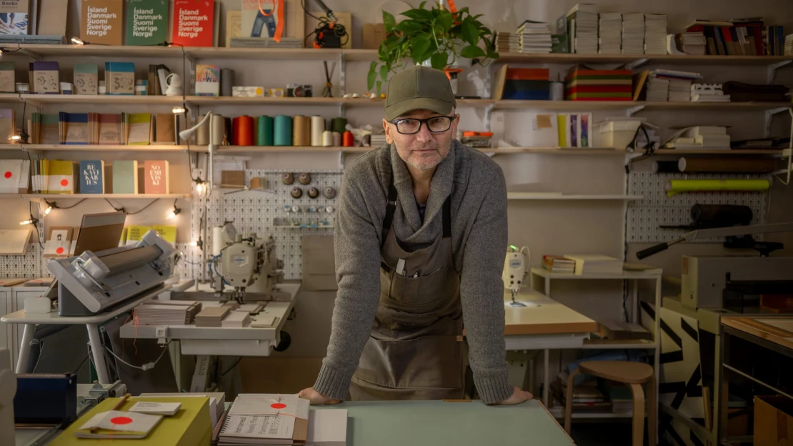 Krisztián 28 négyzetméteres miniműhelyéből épít márkát, és a füzetek kedvéért még varrni is megtanult