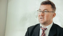 Az OTP-nél folytatja az ország egyik legismertebb energiapiaci elemzője