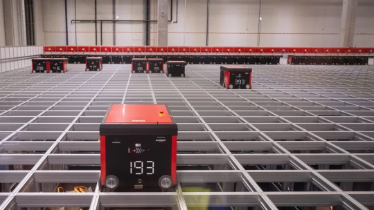 Láttam a jövőt Biatorbágyon: 6 milliárdból bányásznak robotok több méter mélyen és pakolnak össze napi 100 ezer Kifli-táskát