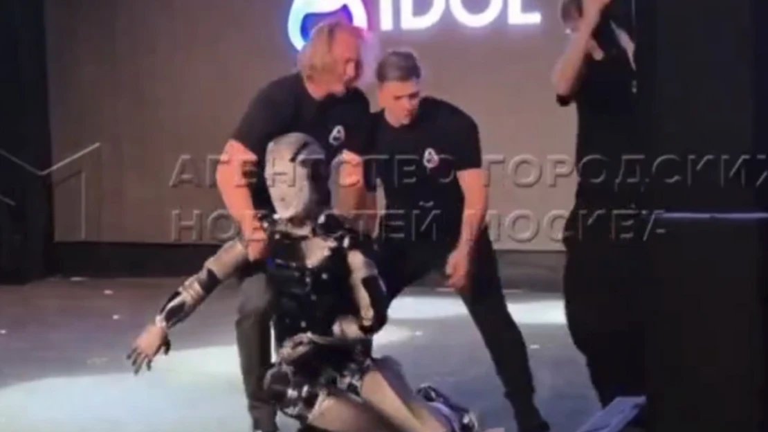 Elon Musk-i magasságokba jutott a bemutatón széthulló orosz AI robot