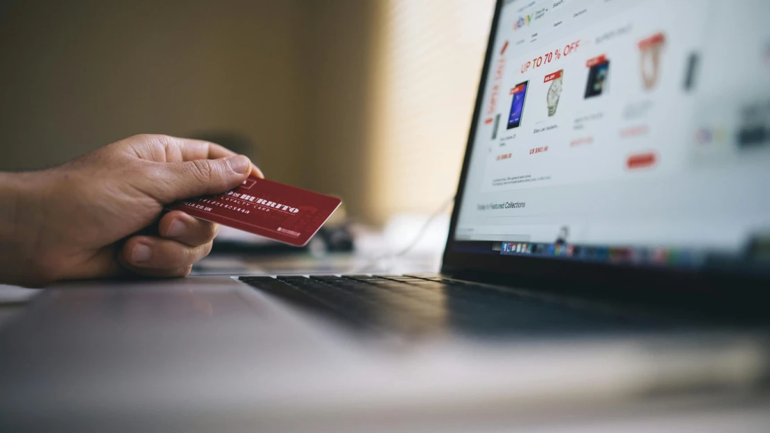Jön az online vásárlás legveszélyesebb időszaka. 10 trükk, amivel a csalók megpróbálnak lehúzni