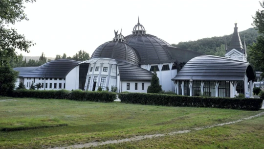 Üresen áll, mégis milliárdokat emészt fel a piliscsabai szellemváros