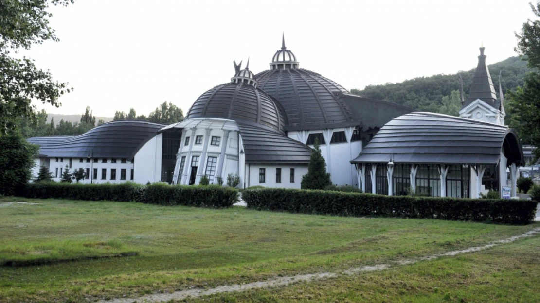 Üresen áll, mégis milliárdokat emészt fel a piliscsabai szellemváros