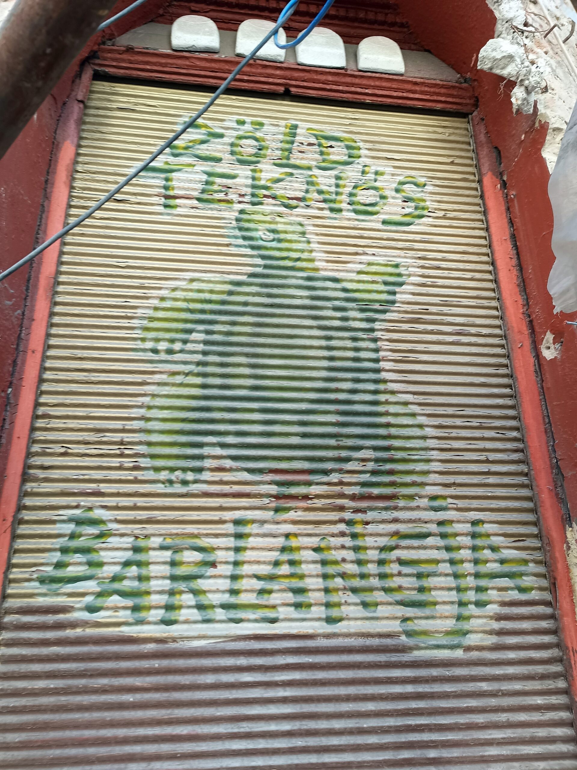 Bontják a Zöld Teknős homlokzatát